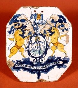 Azulejo boticário exibindo o brasão e o lema da Sociedade Adorável das Boticárias de Londres (cerâmica) de School English