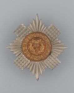 Crachá de boné, c.1896-1920 (metal) de School English