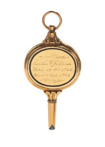 Chave de relógio gravada em memento mori, com mecha de cabelo de Martha Wayles Jefferson, francesa ou inglesa, final do século 18 - início do século 19 (ouro) (ver também 711002)