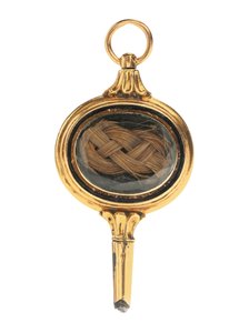 Chave de relógio gravada em memento mori, com mecha de cabelo de Martha Wayles Jefferson, francesa ou inglesa, final do século 18 - início do século 19 (ouro) (ver também 711001)