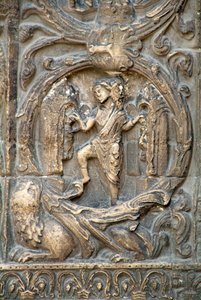 Arte Gótica: Piedroit do portal direito da fachada ocidental da Basílica de Saint Denis, representando o trabalho dos campos: Janeiro. Saint-Denis, França de School French