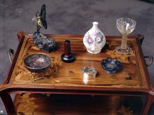 Vaso de vidro iridescente Loetz, um arco pate-de-verre de Argy Rousseau e um copo com decoração moldada e gravada de Lalique (foto) de School French
