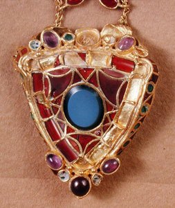 Conjunto de broche com granadas indianas e ônix, final do século IV (pedra semi-preciosa engastada em base dourada) de School German