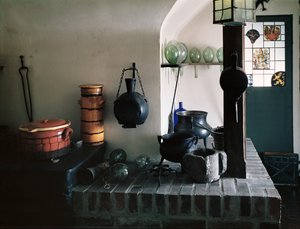 Reconstrução de uma farmácia com móveis e objetos do século XVIII, detalhe do laboratório (foto) de School German