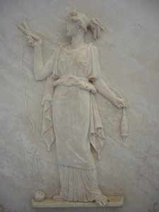 Baixo relevo de Atropos cortando o fio da Vida (mármore)