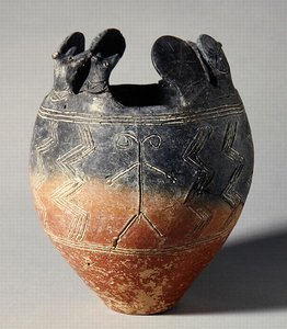 Taça de cerâmica polida a vermelho, com acessórios de cabeça de animal e discos solares, de Vounous, Chipre, Tomb 91, 2500-2075 BC (barro)
