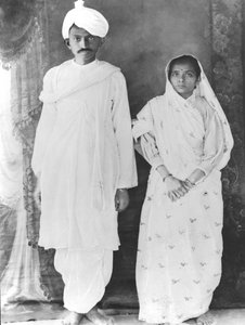 Kasturba (1869-1944) e Mahatma Gandhi (1869-1948) (fotografia a preto e branco) de School Indian