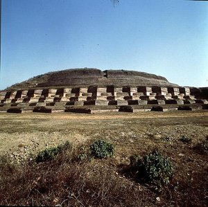 Vista da Stupa Nandangarh, que se acredita segurar as cinzas de Buda (foto) de School Indian
