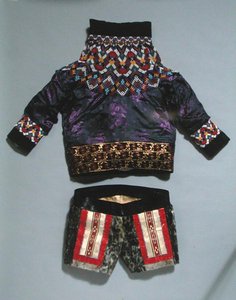 Casaco e calções de senhora, da Gronelândia (têxtil) de School Inuit
