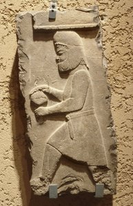 Um medo na corte real de Persépolis carregando um navio coberto, Aquemênida, c. 500 aC (calcário) de School Iranian
