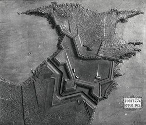 Um mapa em relevo da fortaleza veneziana em Spinalonga, Creta em 1619 (foto a p/b) de School Italian