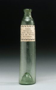 Garrafa que continha água anti-histeria, da Fonderia di Sua Altezza Reale, Officina Profumo, Farmaceutica di Santa Maria Novella, Florença, c.1850-1920 (vidro) de School Italian