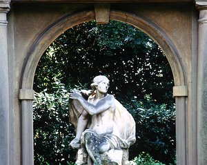 Estátua de Vénus, nos jardins da Villa la Pietra (foto) de School Italian
