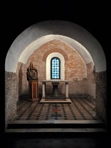 Vista da Primeira Capela da Igreja dos Santos Vicente e Anastasius, 625-1221 Abadia de Tre Fontane (Abadia de Tre-Fontane ou Abadia das Três Fontes) perto de Roma Itália (Vista da primeira capela da Igreja dos Santos Vicente e Anastasius, 625-1221 Tre Fo de School Italian