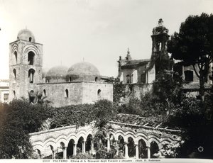 Vista do extremo leste da igreja, construída em 1132-48 pelo Rei Roger II (d.1154) da Sicília e do claustro construído no século XIII (foto a p/b) de School Italian