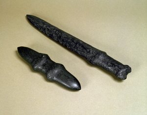 Lâmina de adaga e adaga de pedra, período Jomon 4500-3700 BC de Japanese School
