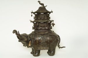 Figura de um elefante usando um pano howdah, surcingle elaborado e um buliding pagode (bronze) de Japanese School