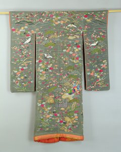 Roupa cinzenta decorada com flores e pássaros, japonesa de Japanese School