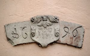 A viela dos judeus em Obernai (67). Lugares de culto: inscrição com data hebraica e a data correspondente da era cristã: 1696. Uma sinagoga foi alegadamente construída dois anos após a autorização do Intendente La Grange, o que permitiu que J