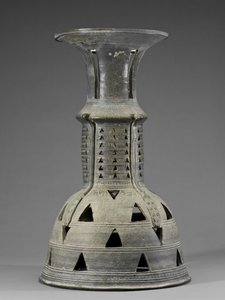 Suporte Cerimonial com Decoração de Cobra, Abstrato e Abertura, Período dos Três Reinos, Kaya (faiança vitrificada) de School Korean