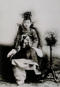 Mulher coreana em vestido de noiva tradicional