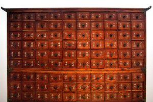 Mobiliário médico de madeira, período Joseon, Coree, colecção Kim Chong-hak. Fotografia, Museu Nacional de Seul, República da Coreia, 2006. de School Korean