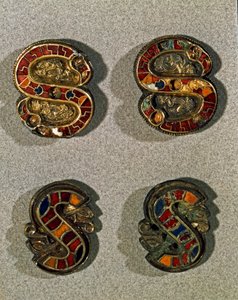 Arqueologia da Idade Média (Idade Média). Arte bárbara da Lombardia: Fivela de cinto (fivela) em forma de letra S. Objeto em ouro e esmalte policromado. Arte lombarda, século VI a VII. Itália, Cividale del Friuli, Museu Arqueológico. de School Lombard