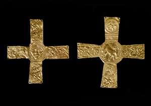 Arqueologia da Idade Média (Idade Média). Arte bárbara da Lombardia: cruzes peitorais em folhas de ouro. Arte lombarda do século VII. Itália, Cividale del Friuli, Museu Arqueológico. de School Lombard