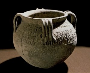 Arqueologia da Idade Média (Idade Média). Arte Bárbara da Gália: Vaso em cerâmica incisada. França, período Merovingiano, século VIII. Estrasburgo, Musee d