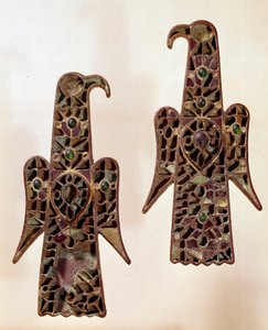Merovingian Art: Par de fíbulas (alfinete seguro) aqualiformes (águias). Esmalte cloisonné, século VI, dinastia Merovingiana (481-751). de Castelsagrat. Musee Cluny, Paris.