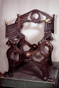 Arte merovingiana: poltrona ou trono de Dagobert I (602/605-638). feita em bronze dourado no século 7-9. Do tesouro da abadia de Saint-Denis. Paris, B.N.