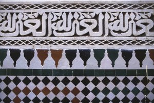 Detalhe de um muro no pátio (azulejo e estuque)
