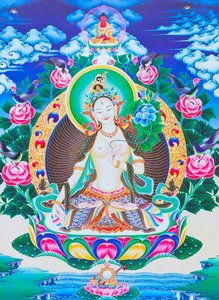Imagem representando a Tara branca, a mãe divina de sete olhos sentada num lótus com a mão direita em posição de varada mudra simbolizando a generosidade (guache sobre pano)