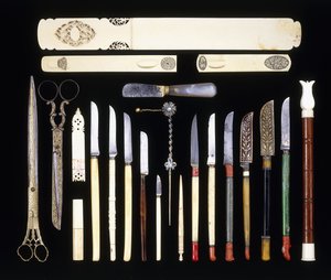 Um grupo de vinte e dois instrumentos do escriba otomano, composto por onze facas, um virador de páginas, tesoura, uma faca de papel, caixa de marfim