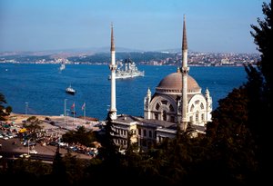 Arquitectura otomana: vista da Mesquita de Dolmabahce sobre o Bósforo
