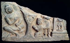 Detalhe de um friso em relevo representando um Buda sentado com orantes, estilo greco-budista, de Taxila, Paquistão