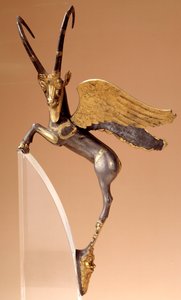 Punho aparente: asa de prata ibex, incrustado, dourado. O routenide do período persa (século VI-4º a.C.), vem do Irão. Paris, musee du Louvre - Cabo cerimonial: ibex com asas em prata, incrustado, ouro. Achaemenida período persa (século VI-4 a.C.), proveni