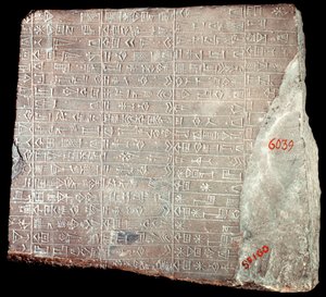 Mesopotâmia: estela calcária com inscrições em acádio, comemorando as obras realizadas em honra do deus Inshushinak e os presentes dados a ele; Irã, Susa, 2100 a.C.