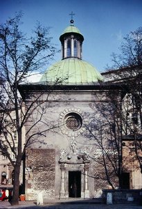 Igreja de São Adalbert, originalmente construída no século XII, modernizada no século XVIII (foto) de School Polish
