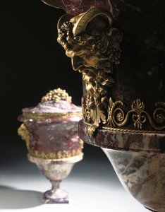 Um par de vasos, c.1790 (jaspe e ormolu) de School Russian