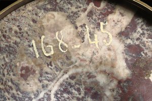 Detalhe de um par de vasos, c.1790 (jaspe e ormolu) de School Russian