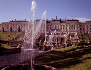 Vista da grande queda de água do castelo de Peterhof, realizada sob Pedro o Grande, perto de São Petersburgo, Rússia de School Russian
