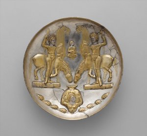 Placa com jovens e cavalos alados, século V a VI d.C. (prata, douradura com mercúrio)