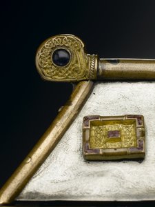 O Relíquio Monymusk, século VIII d.C. (bronze, prata, madeira, liga de cobre, vidro, esmalte) de Scottish School