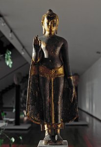 estilo Lopburi: abhyamudra buddha (escultura
