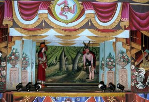 Teatro Puppi em Palermo. Estes bonecos, pertencentes a uma tradição siciliana dos tempos antigos, têm como objectivo contar a história das invasões e das conquistas normandas. Na parte superior da fotografia está o símbolo siciliano de Trinacria (Trinacria