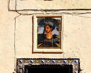 Azulejos cerâmicos com o retrato de um homem fora da Casa do Rei Mouro (foto) de School Spanish