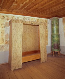 Cama rebatível e fogão de cerâmica na casa de Carl Linnaeus (1707-78) (foto) de School Swedish