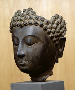 Cabeça de Buda olhando para baixo, Cultura Lan Na (bronze)