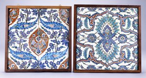Um azulejo Iznik com flores de ameixa e tulipas, feito por volta de 1570, e um azulejo Iznik do século 17 com palmeta dividida em vermelho e azul, c.1570; Século 17 (cerâmica)